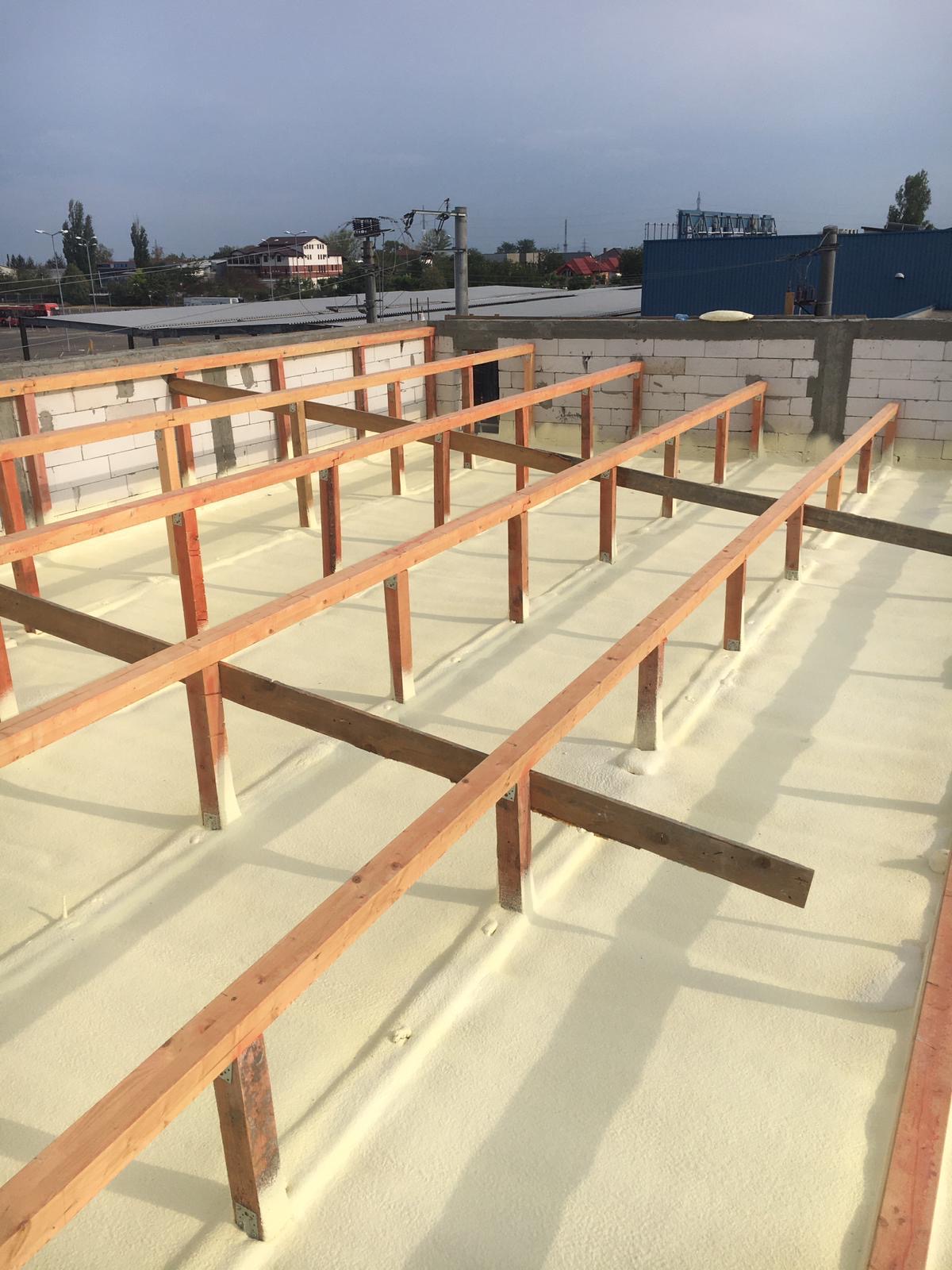 Espuma de poliuretano proyectada en cubierta exterior con estructura de madera
