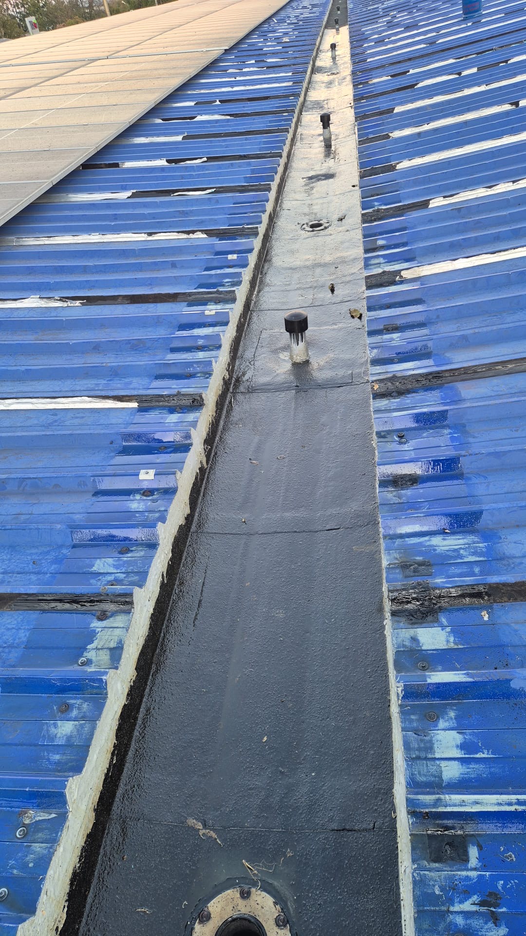 Canalón central de cubierta preparado para impermeabilización con membrana